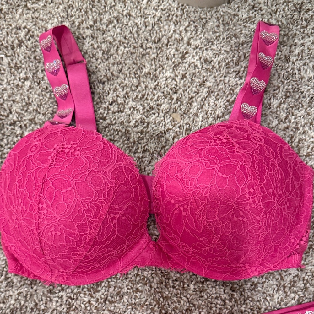 Victoria secret pink heart rhinestone setnew!! Bra is 32dd and panty is small